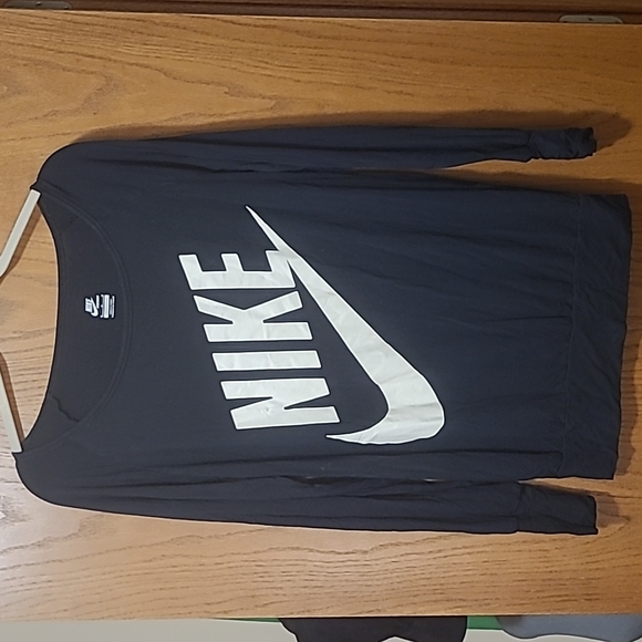 Nike Tops - NIKE -LONG SLEEVE T-SHIRT- NICE SIZE MEDIUM 😊